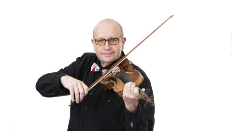 Tummapaitainen silmälasipäinen mies soittaa viulua. Kuva Jiri Halttunen