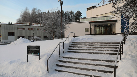 KeMun sisäänkäynti ja lumiset portaat talvella. Image Keski-Suomen museo (KeMu)
