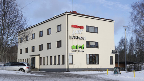 Kolmekerroksinen talo, jonka päädyssä yritysten logoja. Kuva Petteri Kivimäki. Kuva Petteri Kivimäki