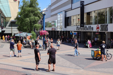 Kesäinen päivä Jyväskylässä keskustan Kompassilla. Image Outi Kaakkuri