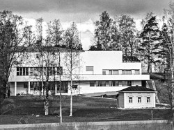 Keski-Suomen museon uusi museorakennus Ruusupuistossa 1961. Etualalla käsityöläismuseon puinen rakennus.