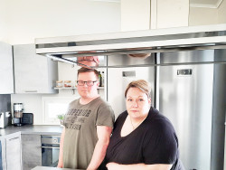 Mies ja nainen seivovat oman kotinsa keittiössä. Kuva pelkonpa