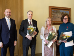 Presidentin myöntämien kunniamerkkien saaneet yhdessä kaupunginjohtajan kanssa. Kuva Jyrki Pitkänen