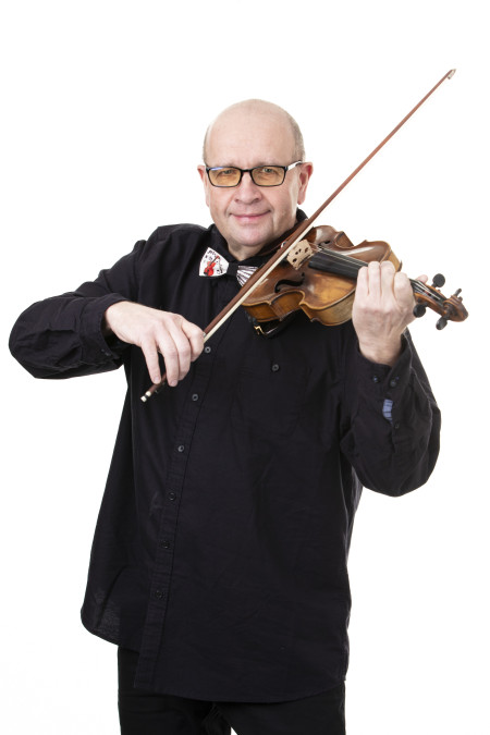 Tummapukuinen silmälasipäinen mies soittaa viulua. Kuva Jiri Halttunen
