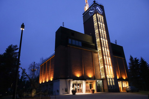 Harjun torni ja Vesilinna iltavalaistuksessa marraskuussa. Image Outi Kaakkuri
